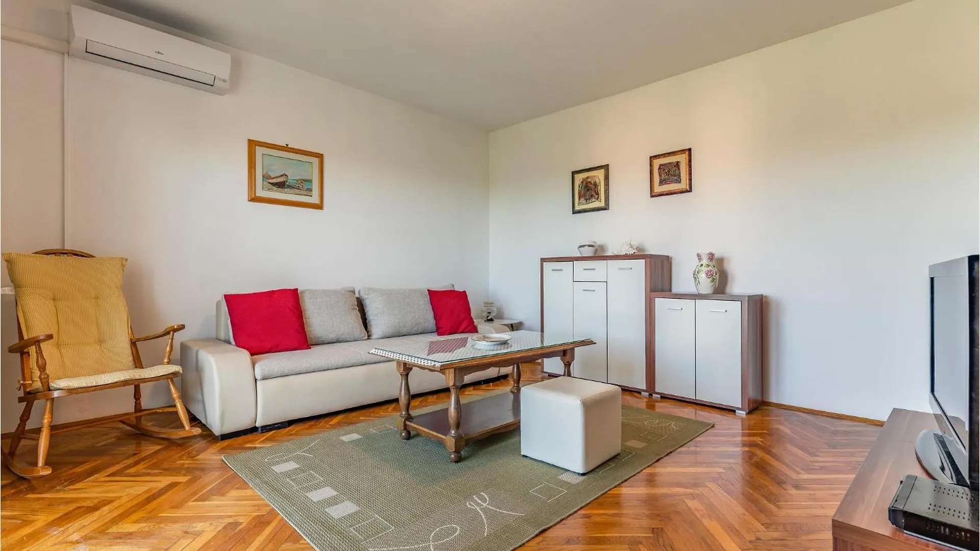Awesome Apartment In Medulin With Kitchen